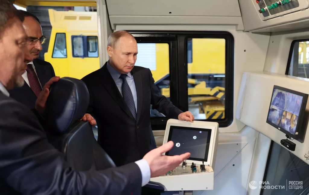 Путин призвал стремиться к локализации производства по важным направлениям